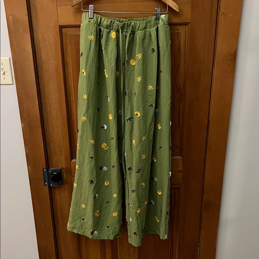 Floral Green Women's 2 piece set - Picture 3 of 8